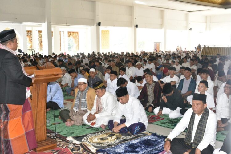 Ribuan Jamaah Padati Masjid Raya Padangpariaman, Tetap Waspada, Bupati Ingatkan Bencana Alam bisa Terjadi Setiap Saat 1 SAMBUTAN —Bupati Padang pariaman Suhatri Bur, saat memberikan sambutan saat pelaksanaan Shalat Idul Fitri di Masjid Raya.