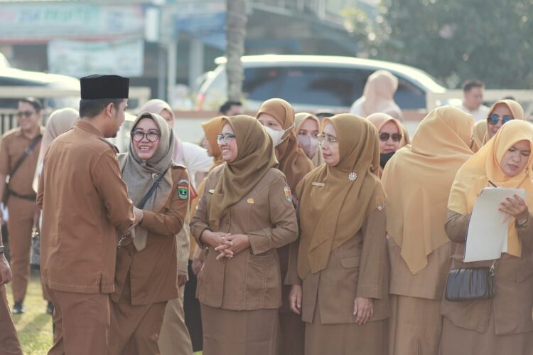 SALAMI—Wawako Solok Ramadhani Kirana Putra salami ASN usai apel perdana di Balaikota.