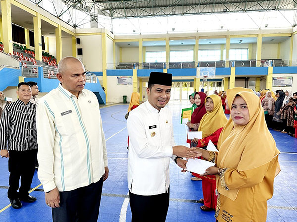 SERAHKAN HONOR— Wakil Wali Kota Solok, Dr.H.Ramadhani Kirana Putra menyerahkan honor Kepada Kader IMP dan Kader Tribina bertempat di GOR Alimin Sinapa, Kamis (4/4).