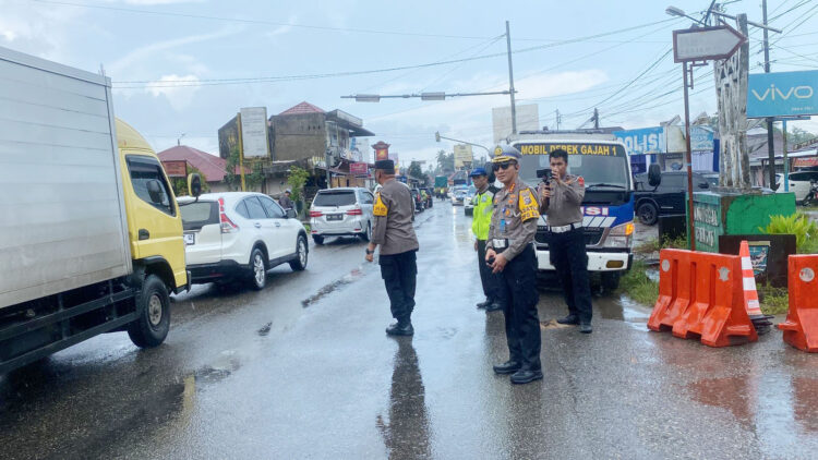 One Way Jalur Padang-Bukittinggi Dimulai 7 April, Dirlantas: Pangkas Waktu Tempuh hingga 4 Jam 1 UJI COBA— Dirlantas Polda Sumbar Kombes Pol Dwi Nur melakukan pengaturan saat uji coba one way di jalur Padang-Bukittinggi.