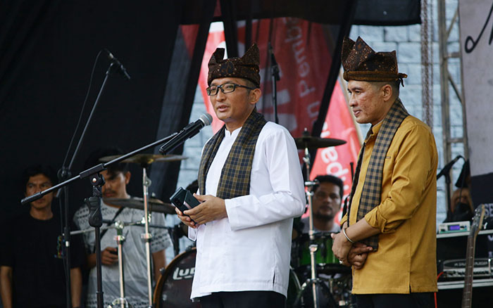Festival Rakyat Muaro Padang Sukses, Dihadiri 360 Ribu Orang, Wako Hendri Septa: Perputaran Uang Capai Rp 1,2 Miliar 1 MENUTUP— Wali Kota Padang Hendri didampingi Wali Wali Kota Ekos Albar saat menutup Festival Rakyat Muaro Padang. Selain itu, Wako Hendri Septa juga sempat menikmat mendayung sampan.