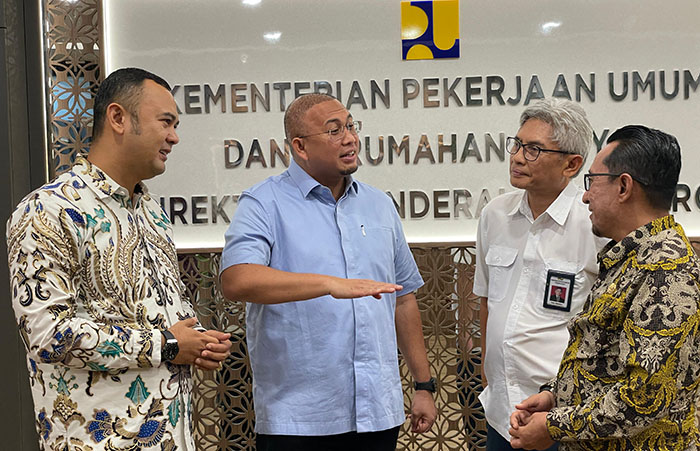 Ajak Kepala Daerah Temui Dirjen Bina Marga Kementerian PUPR, Andre Rosiade: Perbaikan Jalan Air Dingin Solok dan Sumbar segera Dikerjakan Pusat 1 BERTEMU— Anggota DPR RI asal Sumbar
H Andre Rosiade didampingi Bupati Tanah Datar Eka Putra dan Bupati Sijunjung Benny Dwifa Yuswir bertemu Direktur Jenderal Bina Marga Kemen PUPR Hedy Rahadian.