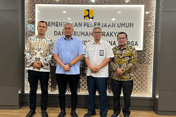 FOTO BERSAMA—Bupati Sijunjung Benny Dwifa bersama anggota DPR RI asal Sumbar, Andre Rosiade menemui Direktur Jenderal Bina Marga Kementerian Pekerjaan Umum dan Perumahan Rakyat (Kementerian PUPR) Hedy Rahadian.