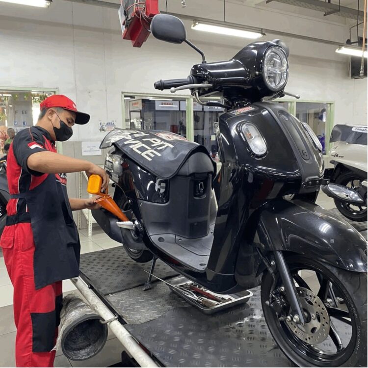 Yamaha Tawarkan Keuntungan Service di Bengkel Resmi 1 LAYANI KONSUMEN-Sales marketing PT Menara Agung melayani konsumen yang melakukan pembelian All New Honda CB150R.