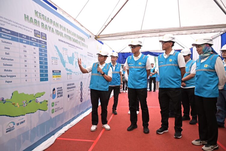 Dirut PLN Lakukan Inspeksi SPKLU Jalur Mudik, Pastikan 1.299 Unit Se-Indonesia Siaga Layani Pengguna Mobil Listrik 1 Direktur Utama PLN, Darmawan Prasodjo (ketiga dari kiri) didampingi Direktur Transmisi dan Perencanaan Sistem PLN, Evy Haryadi (kedua dari kanan) dan Direktur Keuangan PLN, Sinthya Roesly (kanan) mendengarkan paparan kesiapan infrastruktur SPKLU secara nasional dari Executive Vice President Penjualan dan Pelayanan Pelanggan Retail PLN, Tony Bellamy (kiri).