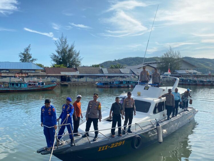 Berinteraksi Dengan Wisatawan, Kapolres Pessel Sambangi Pulau Soetan 1 ac673fc6 15c4 4425 b0ae 59c444565934