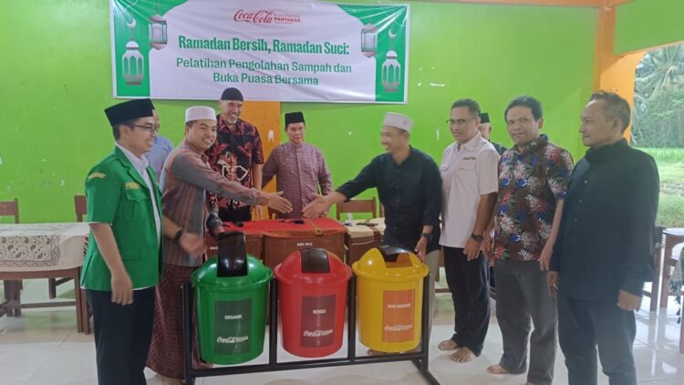 BAK SAMPAH--Penyerahan bantuan bak sampah dari perwakilan CCEP Indonesia kepada Pesantren Bustanul Yaqin, yang dipimpin DR. H. Zainal Tk Mudo, M.Ag.