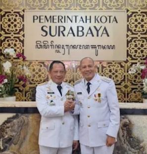 FOTO BERSAMA—Bupati Pasaman Sabar AS foto bersama dengan Mendagri Muhammad Tito Karnavian.