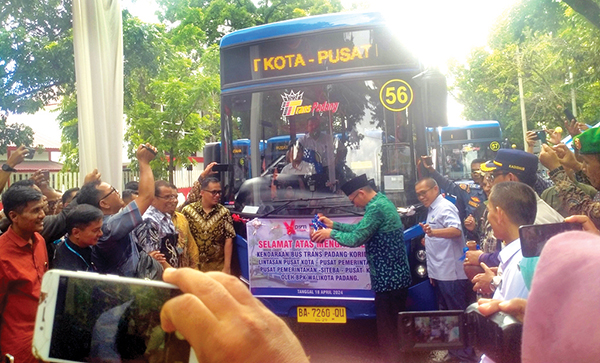 10 Unit Bus Trans Padang Koridor III Mengaspal, Mudahkan Warga Berobat, Rute Diperpanjang hingga RSUD 1 KEDATANGAN BUS BARU— Wako Padang Hendri Septa melaunching 10 unit armada bus bari Trans Padang Koridor III, di Lapangan Imam Bonjol Padang, Kamis (18/4). TP Koridor III ini melayani rute dari Pusat Kota- Jalan Khatib Sulaiman – Siteba - Jalan Bypass hingga RSUD Rasidin, dan kembali ke RTH Imam Bonjol Padang.