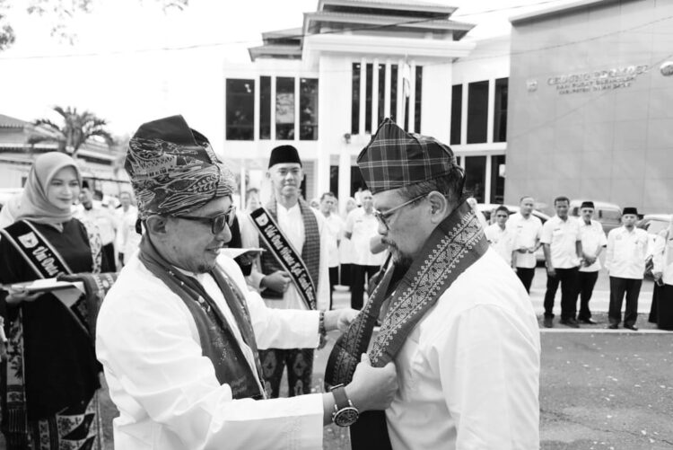 SAMBUT TIM PENILAI— Bupati Eka Putra pasangkan deta saat menyambut kedatangan ketua tim penilai PPD 2024.