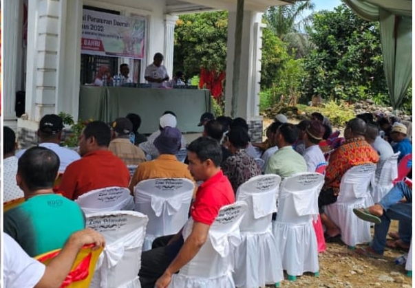 Sosialisasi— Anggota DPRD Sumbar, Syamsul Bahri menggelar sosialisasi Peraturan Daerah  No. 3 Tahun 2023 tentang tata Kelola Komoditas Unggulan Perkebunan di Nagari Koto Tuo, Kecamatan Koto Balingka, Kabupaten Pasaman Barat.