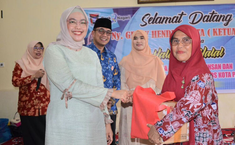 DWP Dinsos Padang Halal Bihalal bersama Anak Panti Asuhan 1 HALA BIHALAL— Ketua LKKS Kota Padang Ny. Genny Hendri Septa yang juga Penasehat DWP Kota Padang, menghadiri halal bihalal serta menyerahkan bantuan kepada pengurus Panti Asuhan Al Ihsan, di Jalan Pagang Dalam, Kelurahan Kampung Olo, Kecamatan Nanggalo, Rabu (17/4).