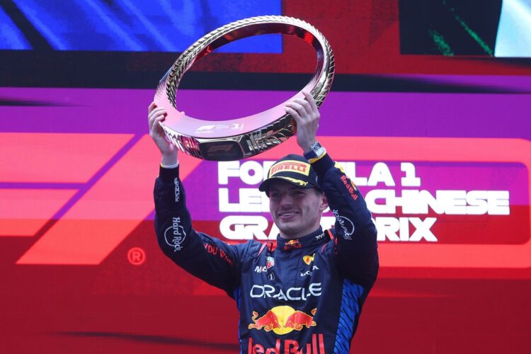 Verstappen Juara, Red Bull Kuasai Podium 1 ANGKAT TROFI— Max Verstappen menyapu bersih F1 GP China 2024 usai memenangi balapan panjang, Minggu (21/4) di Sirkuit Internasional Shanghai.