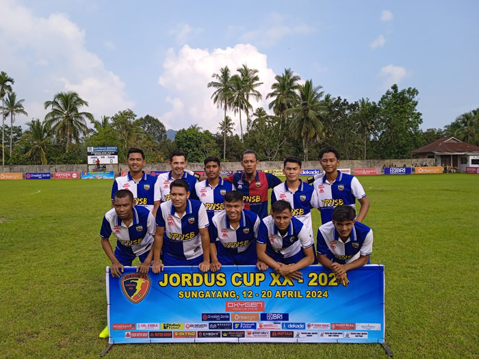 Sago FC berpose jelang pertandingan dimulai. (chandra antoni)