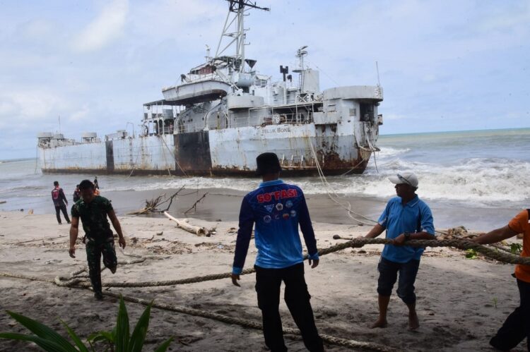 Eks Kapal Perang Indonesia Teluk Bone, Magnet Wisata Baru untuk Kemajuan Daerah 1 KAPAL PERANG—Keberadaan KRI Teluk Bone saat terandar di Talao Pauh, Kota Pariaman.