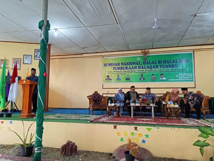 Kembangkan Ilmu Agama, Ulama, Da`i, Ustad dan Tuangku Memiliki Tanggung Jawab 1 IKUTI— Staf Ahli Bidang Sumber Daya Manusia Pemko Pariaman Hartati Thaher ikuti seminar.