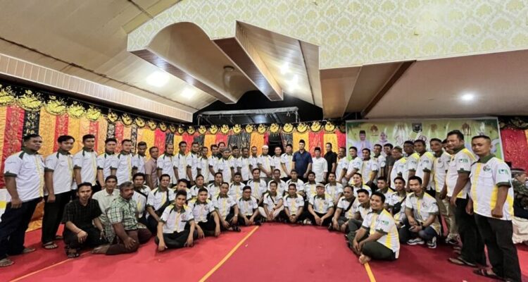 Jalin Silaturahmi dengan D‘Komiisi Manih, Bupati dan Wabup Gelar Buka Puasa Bersama 1 FOTO BERSAMA—Bupati dan Wakil Bupati Sijunjung, Benny Dwifa Yuswir dan Iraddatillah usai buka bersama dengan Komunitas Drvier (D’Komisi) Lansek Manih.