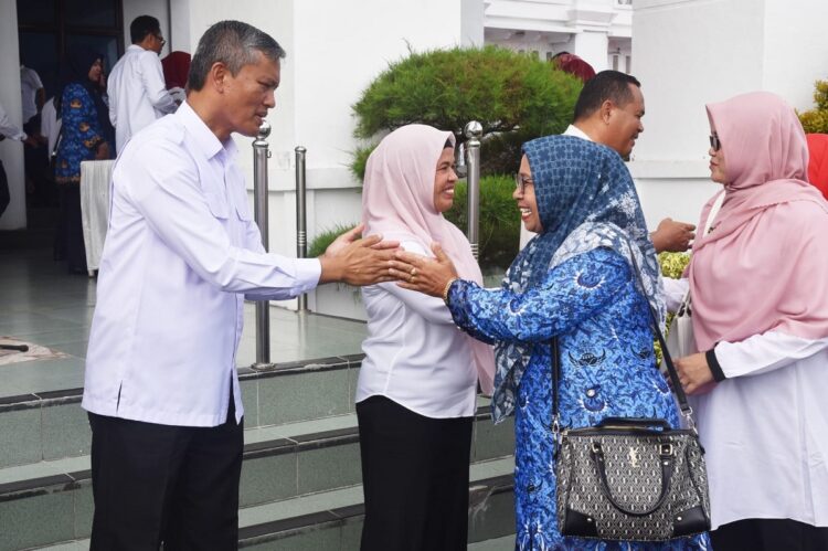 Pasca Lebaran Tahun 2024 Halal Bi Halal, Jaga Kebersihan dan Saling Maaf Memaafkan 1 SALAMAN—Pj Wako Pariaman Roberia salami para ASN saat halal bi halal.