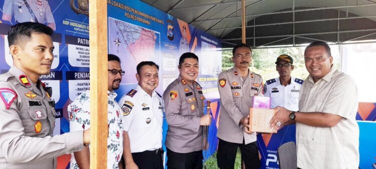 Berikan Bingkisan Penyemangat, Sekda Yota Balad Bersama Kapolres Tinjau Pos Pengamanan Operasi Ketupat 1 SERAHKAN BINGKISAN—Sekda Kota Pariaman Yota Balad memberikan bingkisan lebaran kepada petugas dii Pos Pengamanan Operasi Ketupat Singgalang tahun 2024.