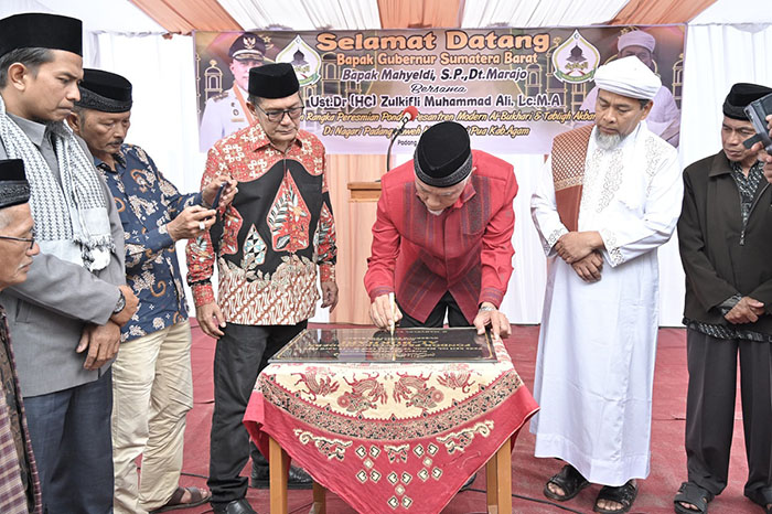 RESMIKAN PONPES— Gubernur Sumatera Barat Mahyeldi meresmikan Pondok Pesantren (Ponpes) Modern Al-Bukhari di Nagari Padang Laweh, Sungai Pua, Kabupaten Agam.