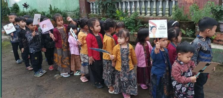 TPA Permata Ibu, Bagikan Perlengkapan Belajar ke Anak SD yang Berjalan Kaki 1 BAGIKAN PERLENGKAPAN BELAJAR— Anak-anak Taman Penitipan Anak (TPA) Permata Ibu membagikan perlengkapan belajar kepada anak-anak Sekolah Dasar (SD) yang berjalan kaki melintasi depan TPA itu.