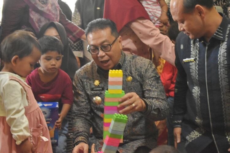 BERSAMA ANAK ANAK—Pj. Wali Kota Payakumbuh Jasman bersama anak-anak Payakumbuh