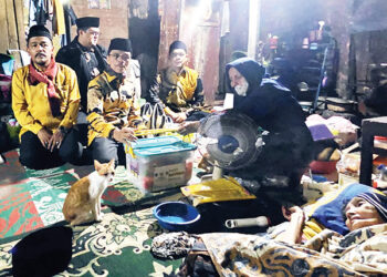 Menjelang Sahur, Bupati Safar Berhujan-Hujan Lihat Warga Dhuafa