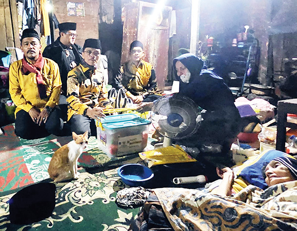 Menjelang Sahur, Bupati Safar Berhujan-Hujan Lihat Warga Dhuafa 1 KUNJUNGI RUMAH DHUAFA— Bupati Safaruddin dan Anggota DPRD Lima Puluh Kota terpilih M.Fajar Rillahvesky mengunjungi rumah Nursian atau Tek Sian berada di Jorong Dalam Nagari, Nagari Tungkar, Kecamatan Situjuah Limo Nagari.
