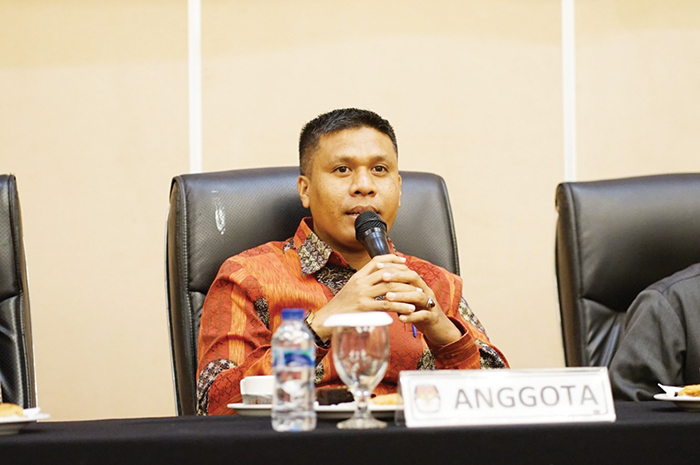 Jons Manedi 
Komisioner KPU Sumbar