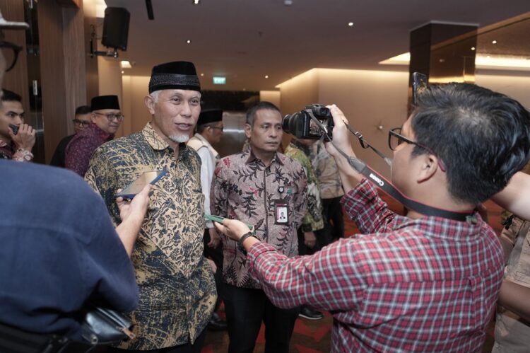 Gubernur Ajak Bupati dan Wako Tingkatkan Sinergitas Pencegahan Korupsi 1 PENCEGAHAN KORUPSI— Gubernur Sumbar Mahyeldi memberikan keterangan usai menghadiri Rapat Koordinasi (rakor) Pencegahan Korupsi di Wilayah Sumbar yang digelar KPK di Hotel ZHM Premiere, Kota Padang, Kamis (25/4).