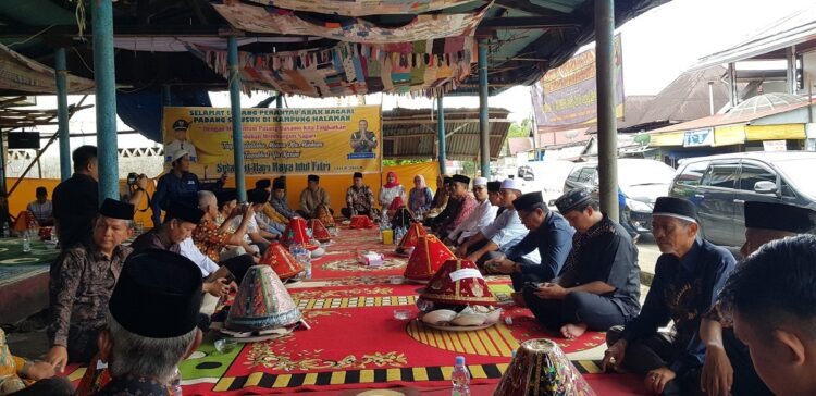 HADIRI MAKAN BAJAMBA— Bupati Sijunjung, Benny Dwifa Yuswir, bersama Ketua TP PKK, Ny. Nedia Fitri Benny Dwifa hadiri acara halal bihalal dan silaturahmi bersama dengan masyarakat dan Ikatan Keluarga Perantau Padang Sibusuk (IKPPS), Kamis (11/4).