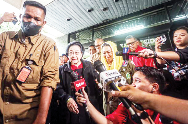 Ungkap Dugaan Kecurangan Pilpres 2024, Megawati Siap Jadi Saksi di MK 1 pertemuan tertutup --Ketua Umum PDIP Megawati Soekarnoputri keluar usai pertemuan tertutup di Gedung High End, Jakarta, Kamis (15/2/2024).