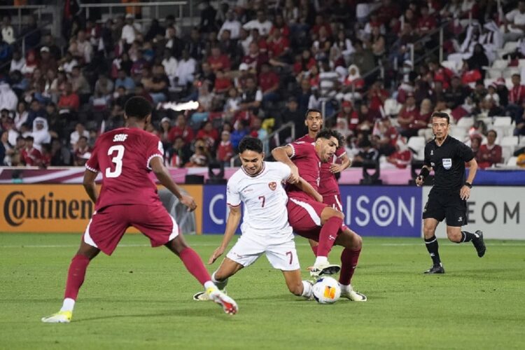 DUEL— Pemain TImnas Indonesia U23, Marselino Ferdinand saat berduel dengan pemain Qatar pada laga pembuka Grup A Piala Asia U23 2024, yang berlangsung Senin (15/4) yang lalu.