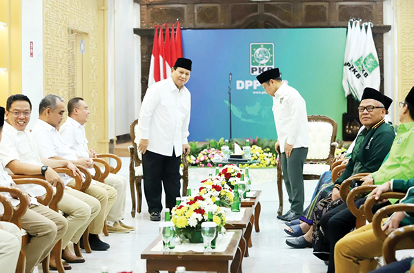 Prabowo Sambangi Kantor DPP PKB, Sekjen PKB: Belum Ada Omongan Soal Kursi Menteri 1 PERTEMUAN— Presiden terpilih periode 2024-2029 Prabowo Subianto disambut oleh Ketua Umum PKB Muhaimin Iskandar saat melakukan pertemuan di Kantor DPP PKB, Jakarta, Rabu (24/4).