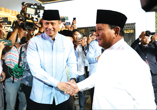 Tak jadi Parpol Pemenang Parlemen, Prabowo dan Gerindra Dinilai Tak Bisa Berpangku Tangan ke Jokowi 1 SILATURAHMI— Presiden terpilih 2024-2029 Prabowo Subianto disambut Ketua Majelis Tinggi Partai Demokrat Susilo Bambang Yudhoyono (SBY) dan Ketua Umum Partai Demokrat Agus Harimurti Yudhoyono saat acara silaturahmi.
