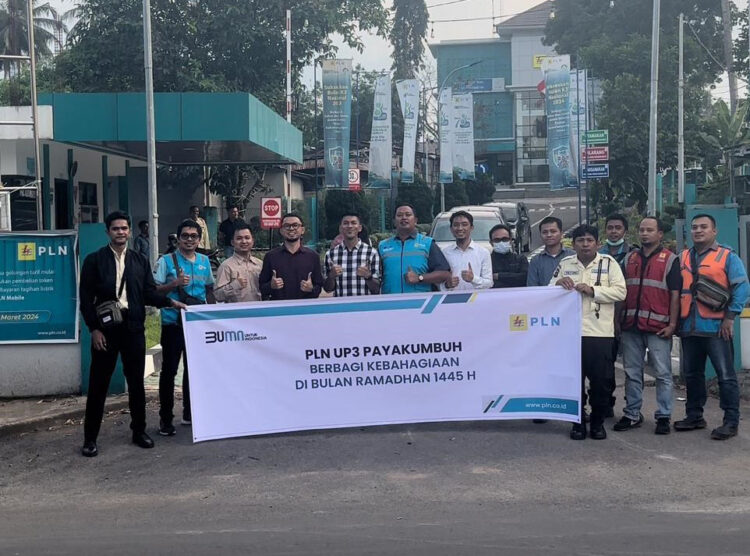 BAGI TAKJIL--UP3 Payakumbuh tidak hanya berikan promo produk layanan , tapi juga gelar acara sapa pelanggan dengan berbagi takjil gratis kepada masyarakat yang melintas di Jl. Prof. M. Yamin SH tepatnya di depan kantor PLN UP3 Payakumbuh, Senin (01/04).
 ist