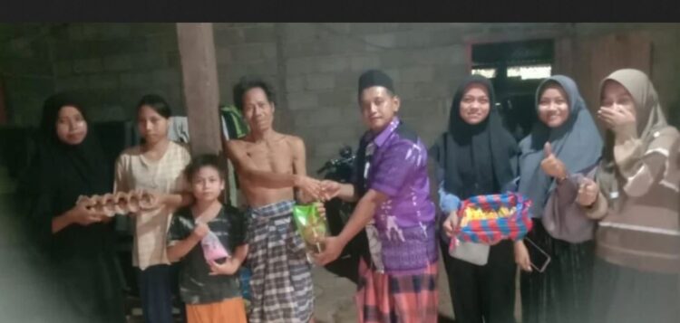 BANTUAN—Remaja Masjid (Risma) Baiturrahman, Jorong Bukik Gombak, Nagari Padang Laweh, Kecematan Koto VII, Kabupaten Sijunjungh, memberikan santunan anak yatim dan kaum dhuafa.