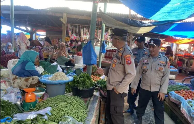 Satbinmas Polres Sijunjung, Berikan Penyuluhan Masyarakat dan Aktifkan Poskamling 1 GIAT MASYARAKAT—Kasat Binmas Polres Sijunjung, AKP Yuliza Herman saat melakukan kegiatan di tengah masyarakat.