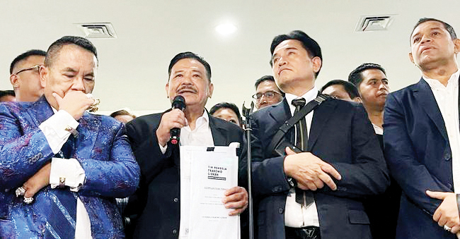 Serahkan Kesimpulan, Tim Prabowo Yakin MK Sahkan Hasil Suara Pilpres 2024 1 SERAHKAN KESIMPULAN SENGKETA PILPRES— Tim Pembela Prabowo-Gibran usai menyerahkan kesimpulan terkait sengketa Pilpres 2024 ke Mahkamah Konstitusi (MK), Selasa (16/4).