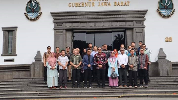 USAI—Foto bersama Pemko Sawahlunto dengan Pemprov Jabar usai penandatanganan kerjasama sistem merit.