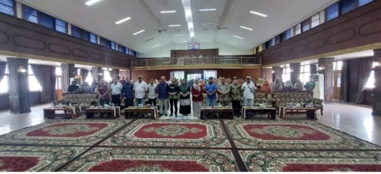 Buka FLS2N di Gedung Pancasila, Wabup Sijunjung Ingatkan Dewan Juri Profesional Dalam Penilaian 1 PEMBUKAAN FLS2N— Wakil Bupati Sijunjung, Iraddatillah membuka kegiatan FLS2N di Gedung Pancasila Muaro, Kamis (25/4).