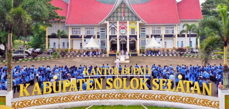 Peringatan Hari Otonomi Daerah ke-28, Ekonomi Hijau dan Keberlanjutan jadi Sorotan 1 UPACARA OTODA— ASN mengikuti upacara peringatan Hari Otonomi Daerah ke-28 Tingkat Kabupaten Solok Selatan di halaman kantor Bupati, Kamis (25/4).