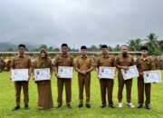 Bulan Februari dan Maret 2024, Wabup Sijunjung Serahkan Penghargaan Pegawai Terbaik