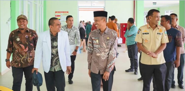 TIM SURVEYOR— Wabup Solsel Khairunas mendampingi Tim Surveyor dari Lembaga Akreditasi Mutu dan Keselamatan Pasien Rumah Sakit (LamKPRS) di RSUD Batang Sangir Solok Selatan.