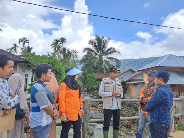 DAMPAK BANJIR BANDANG— Wakil Bupati Pasaman Barat Risnawanto meninjau lokasi banjir bandang yang menerjang Nagari Sinuruik dan Nagari Tabek Sirah Kecamatan Talamau, Rabu (3/4) malam.