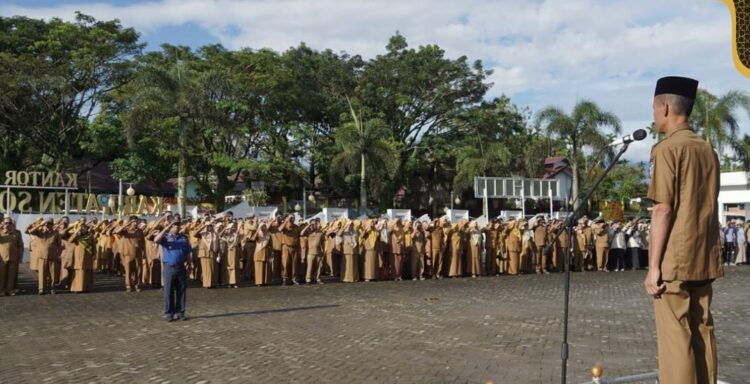Jelang Libur Lebaran, Wabup Yulian Efi Ingatkan ASN, Tugas Jangan Lengah 1 APEL GABUNGANA ASN— Wakil Bupati Solok Selatan H. Yulian Efi sampaikan amanat saat pimpin apel gabungan di Halaman Kantor Bupati Solok Selatan, Senin (1/4).