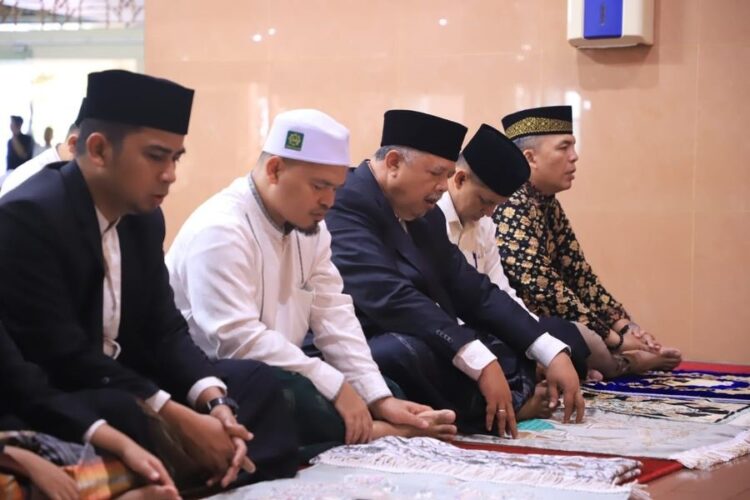 SHALAT Idul Fitri—Wali Kota Solok, Zul Elfian Umar beserta istri dan Wakil Wali Kota Solok, Ramadhani Kirana Putra beserta istri melaksanakan Shalat Idul Fitri 1445 H di Masjid Agung Al Muhsinin Kota Solok, Rabu (10/4) lalu