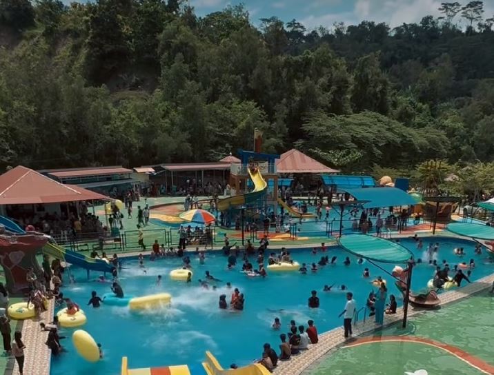 Lima Hari Libur Idul Fitri 1445 H, 39.678 Orang Wisatawan Kunjungi Sawahlunto 1 INCARAN—Objek wisata Water Boom juga menjadi incaran pariwisata lokal dan luar.