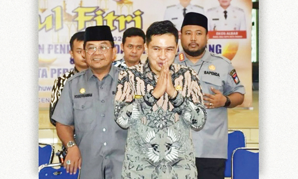 HALAL BIHALAL— Wawako Padang Ekos Albar, menyampaikan kalimat perpisahan sekaligus berpamitan kepada ASN di lingkungan Bapenda, saat kegiatan halal bihalal bersama aparatur Badan Pendapatan Daerah di Youth Center, Kamis (18/4) pagi.