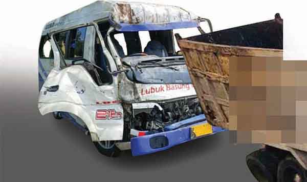Bus Tranex Seruduk Dump Truk, Sopir dan 6 Penumpang Luka-luka 1 KECELAKAAN—
Kondisi Bus Tranex yang menabrak dump truk di jalan lintas Padang-Bukittinggi, tepatnya di Korong Jambak, Kecamatan Lubuk Alung.